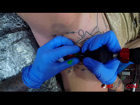 ❤️ Extremadamente tatuado hottie Sully Savage consiguió un tatuaje en su clítoris ❤️ Video de sexo de calidad en es.xxxtophd.ru ❌️❤️❤️❤️❤️❤️❤️❤️